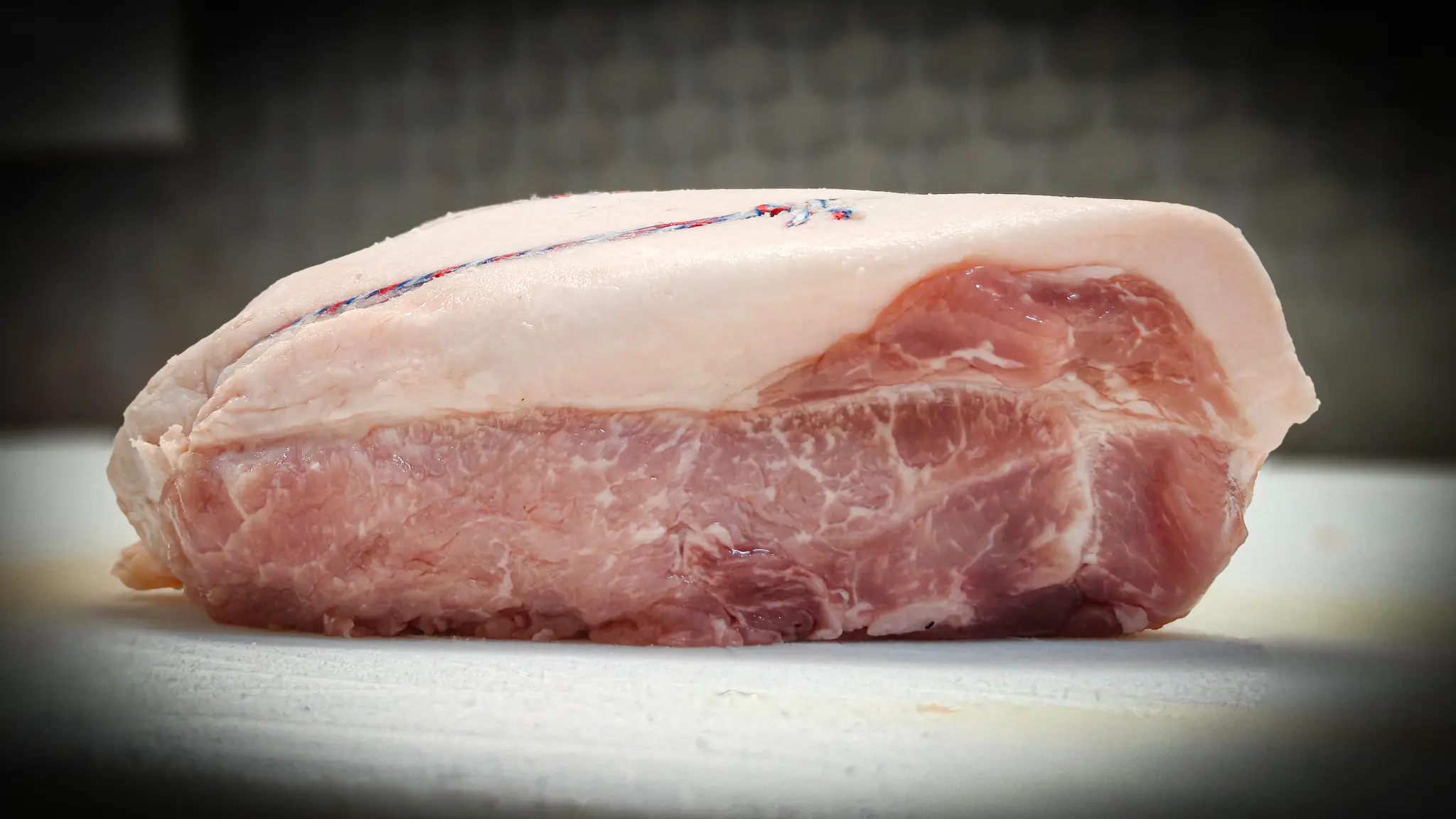 Filet roulé ficelé, vue de face · Porc noir de Bigorre · France